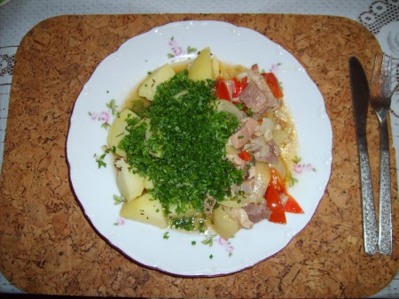 ...vařené brambory, vařené maso, vařená a naťová zelenina - ideální kombinace...jpg